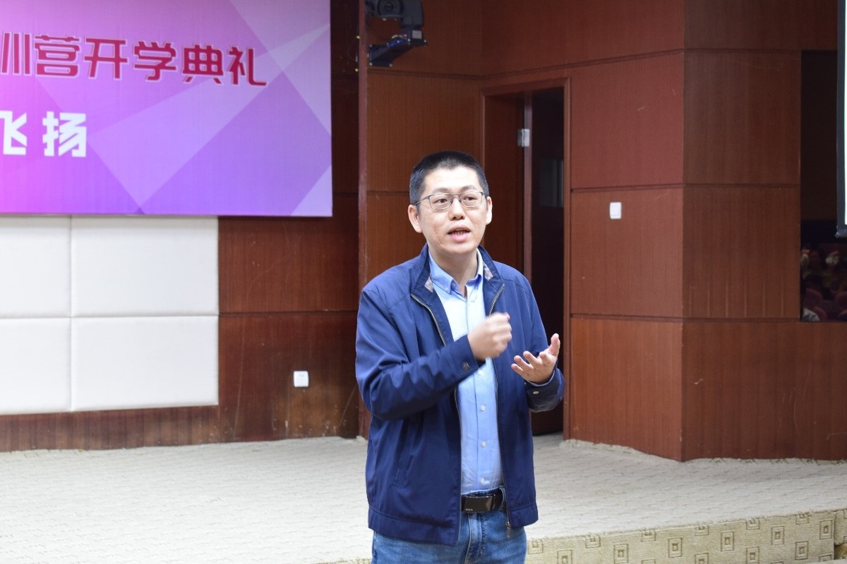 图为哈尔滨工业大学（深圳）团委书记于伟现场发言